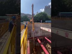 O modelo XCMG E310 vem com uma lança telescópica de três seções de 25 metros e com uma caçamba de 2,2 metros cúbicos.