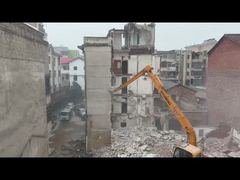 A lança de 15 metros da Hyundai 150 é usada para demolir edifícios